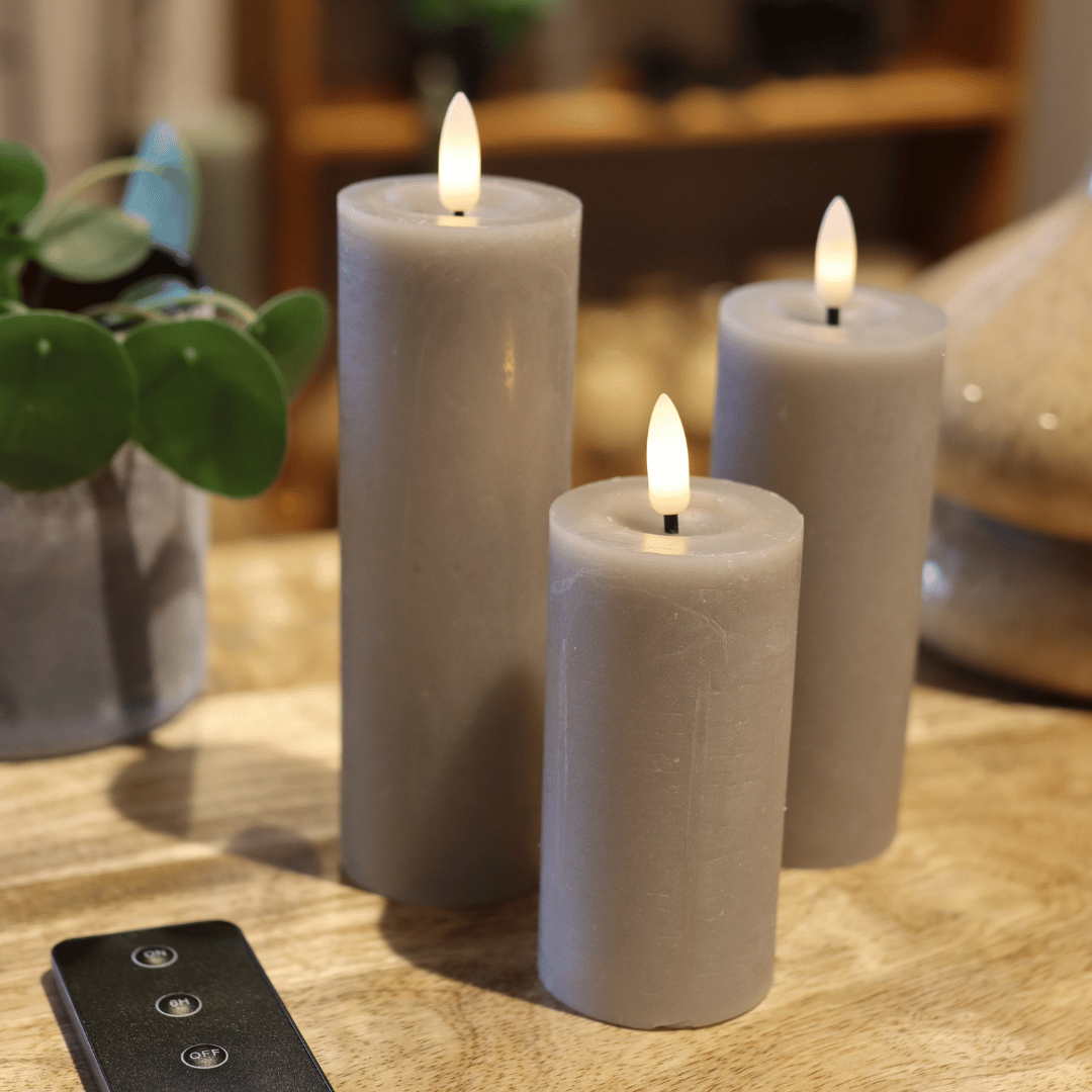 LED-Stumpenkerzen D5 - Set mit 3 Kerzen & Fernbedienung - Sandfarbene